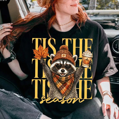 Tis The Season Raccoon Fall Shirt – Cute Pumpkin Spice Halloween Graphic Tee for Women, Cozy Autumn Coffee Lover T-Shirt