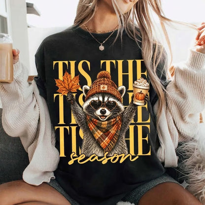 Tis The Season Raccoon Fall Shirt – Cute Pumpkin Spice Halloween Graphic Tee for Women, Cozy Autumn Coffee Lover T-Shirt