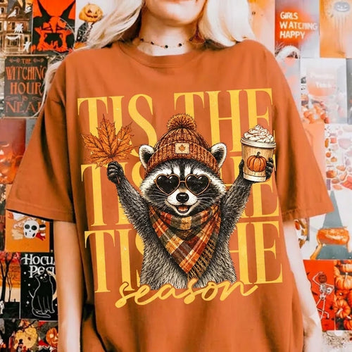 Tis The Season Raccoon Fall Shirt – Cute Pumpkin Spice Halloween Graphic Tee for Women, Cozy Autumn Coffee Lover T-Shirt