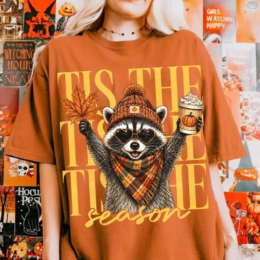 Tis The Season Raccoon Fall Shirt – Cute Pumpkin Spice Halloween Graphic Tee for Women, Cozy Autumn Coffee Lover T-Shirt